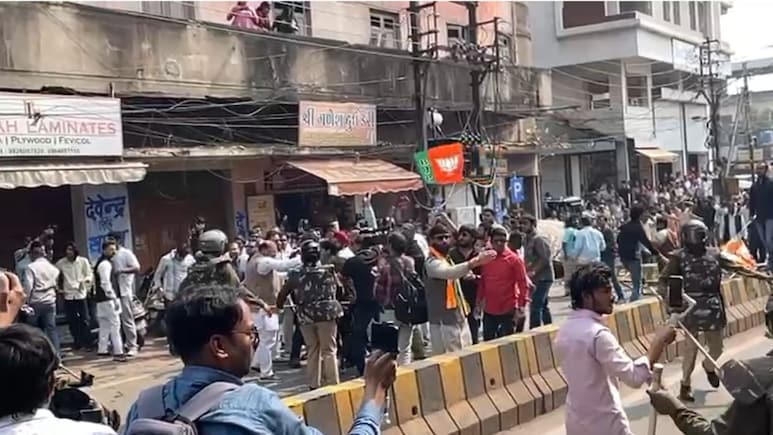 BJP vs Congress: इंदौर में कांग्रेस कार्यालय के बाहर पथराव, कई लोग हुए घायल, पुलिस ने किया लाठीचार्ज और पानी की बौछारें