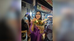 Adah Sharma ने लखनऊ में छोड़ा ग्लैमर, स्ट्रीट फूड का लिया मजा