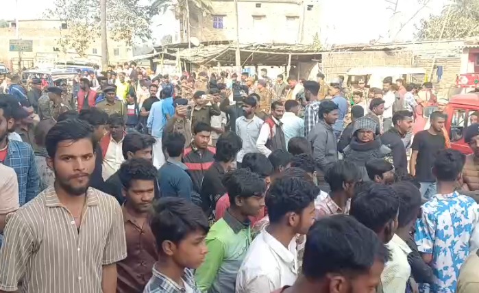 मुजफ्फरपुर में सरपंच की पिटाई पर भारी बवाल, ग्रामीणों ने दारोगा को बनाया बंधक, कई थानों की फोर्स तैनात