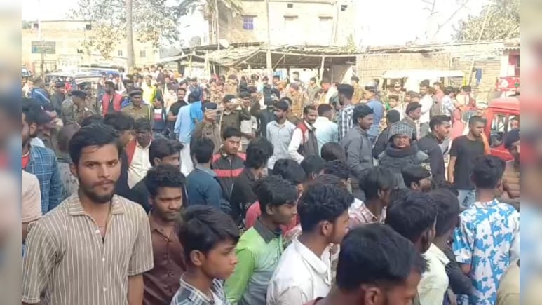 मुजफ्फरपुर में सरपंच की पिटाई पर भारी बवाल, ग्रामीणों ने दारोगा को बनाया बंधक, कई थानों की फोर्स तैनात