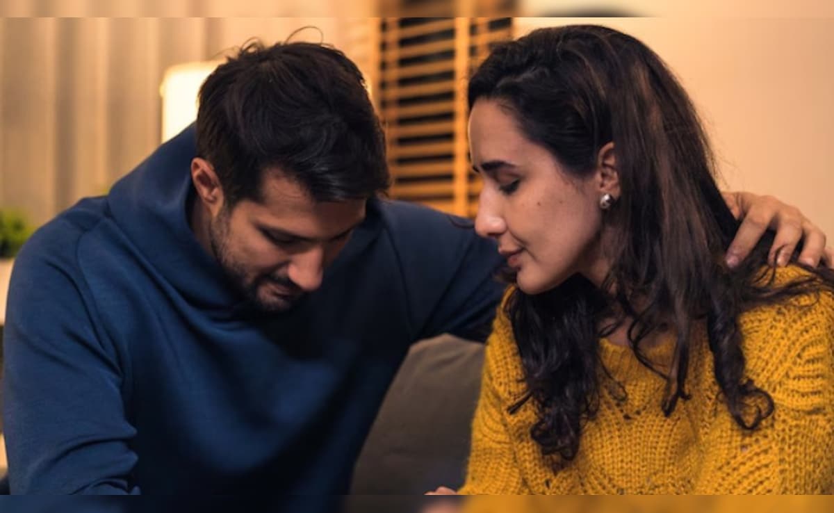 4 महीने से बेरोजगार था पति, जेब खर्च से दिया ऐसा तोहफा, देख फूट-फूट कर रोने लगी पत्नी