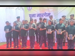 बीजापुर में 12 हार्डकोर नक्सलियों ने पुलिस के सामने डाले हथियार, आज ही कमांडर को सुरक्षा बलों ने किया है ढेर