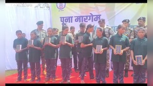 बीजापुर में 12 हार्डकोर नक्सलियों ने पुलिस के सामने डाले हथियार, आज ही कमांडर को सुरक्षा बलों ने किया है ढेर