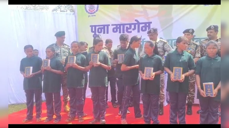 बीजापुर में 12 हार्डकोर नक्सलियों ने पुलिस के सामने डाले हथियार, आज ही कमांडर को सुरक्षा बलों ने किया है ढेर