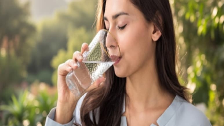 बाहर का खाना खाने के बाद क्यों लगती है ज्यादा प्यास? ये है बड़ी वजह