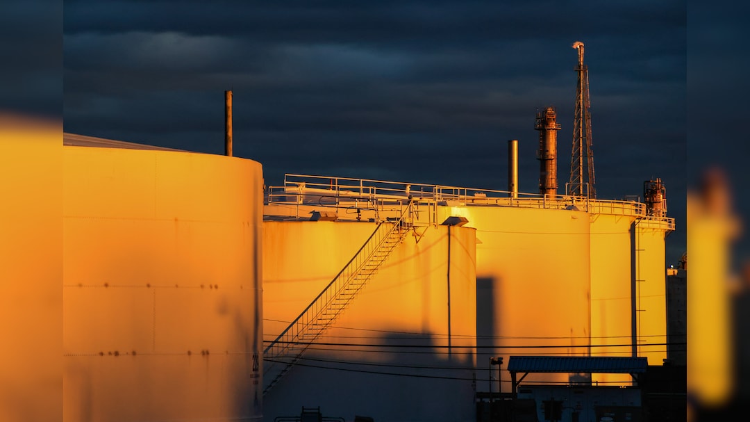 Asian Stocks Fall, Oil Climbs With Iran In Focus: Markets Wrap