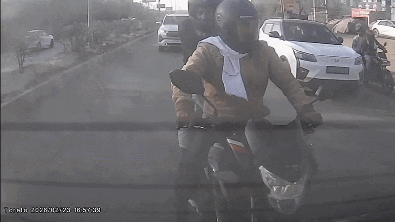 हादसे का लाइव VIDEO, इनोवा कार ने बाइक को उड़ाया, आगे चल रही गाड़ी से टकराई, एक की मौत