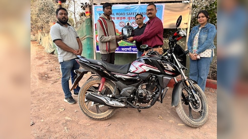 सड़क सुरक्षा माह: अदाणी फाउंडेशन ने बांटे हेलमेट, ग्रामीण समुदाय में बढ़ाई जागरूकता &nbsp;