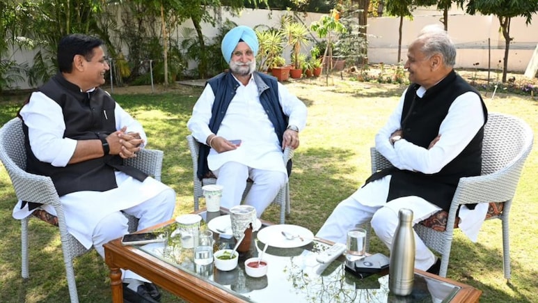 गहलोत आवास पर सियासी मंथन, रंधावा व डोटासरा के साथ चली लंबी बैठक; जानें क्या बात हुई