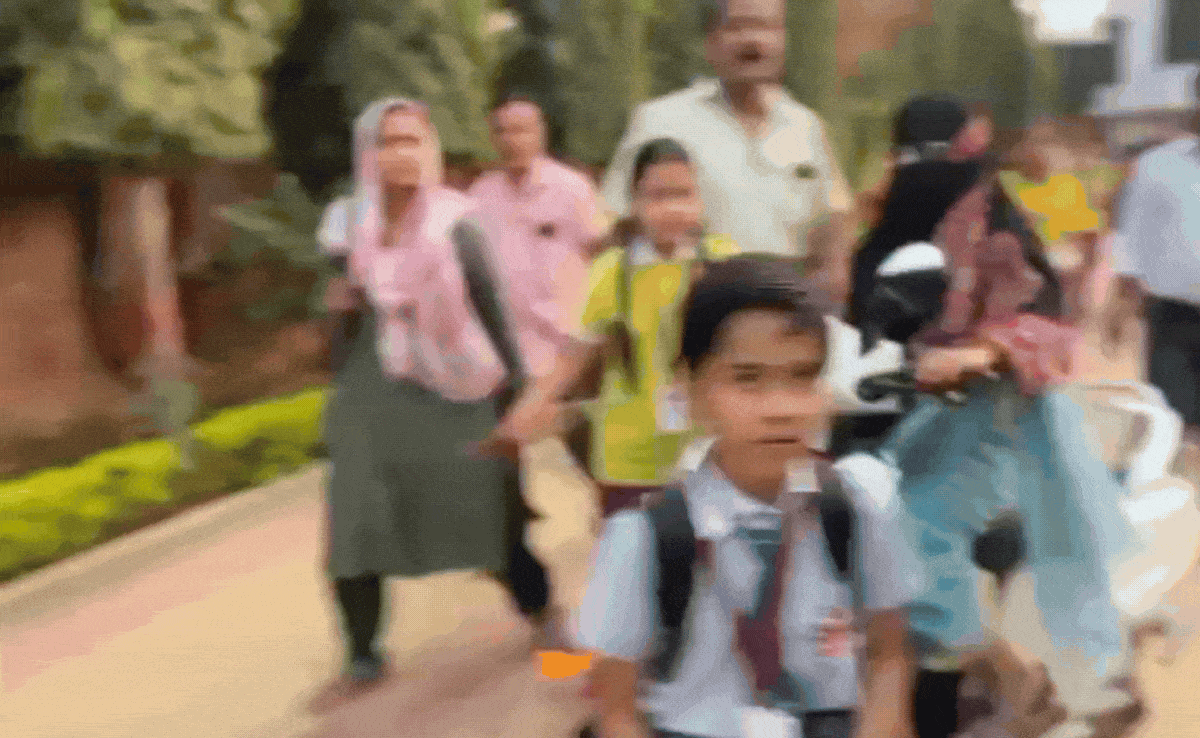 MP Board Exams: तीन बार में बच्चों को दिए दो अलग-अलग पेपर, नहीं लिख सके आंसर, हंगामा हुआ तो मुंह बांधकर निकली प्रिंसिपल