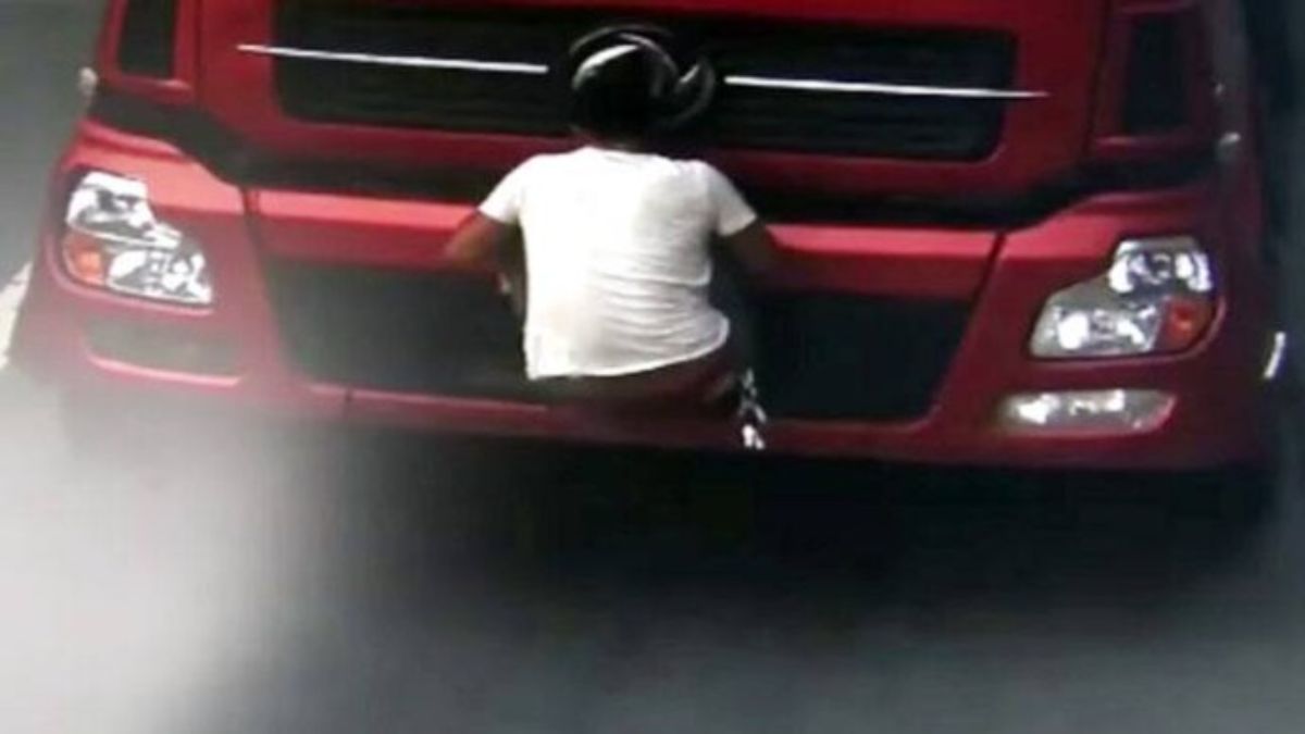 टक्&zwj;कर मारी फिर बंपर पर लटके शख्&zwj;स को घसीटता रहा... हैदराबाद में दिल दहला देने वाला मंजर