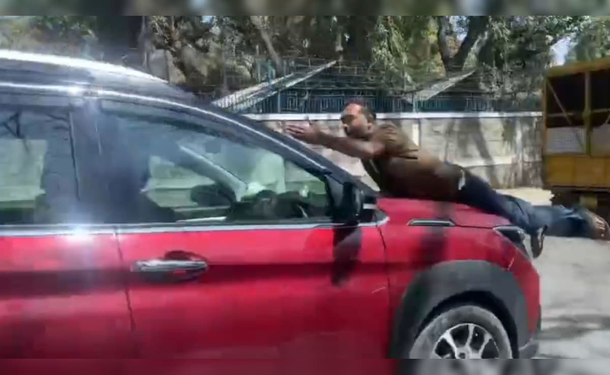 बेंगलुरु में शख्स को कार के बोनट पर घसीटा, हिरासत में लिया गया ड्राइवर