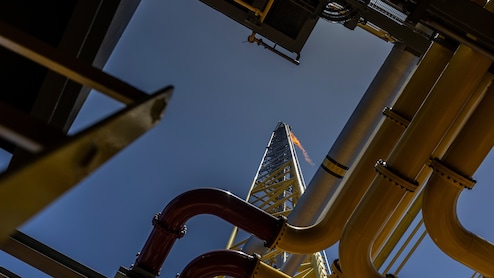 Oil Drops As Easing Middle Eastern Tensions Reduce Supply Risks