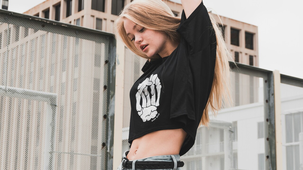 Cropped Tops Styled With High-Waist Jeans: Styling Formula That Flatters Every Shape Cropped Tops Styled With High-Waist Jeans: Styling Formula That Flatters Every Shape