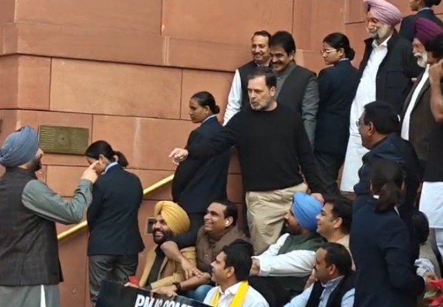 पहले कहा 'गद्दार', फिर हैंडशेक... रवनीत बिट्टू ने नहीं मिलाया राहुल से हाथ, जानें संसद परिसर आज हुआ क्या