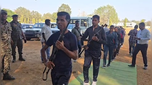 अमित शाह के कदम रखने से पहले 51 खूंखार नक्सलियों का सरेंडर,  डेढ़ करोड़ से ज्&zwj;यादा का रखा था इनाम