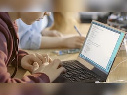 Free Laptop Scheme: स्टूडेंट्स को मुफ्त लैपटॉप देने जा रही दिल्ली सरकार, जानें आपको मिलेगा या नहीं, कैसे करें अप्लाई