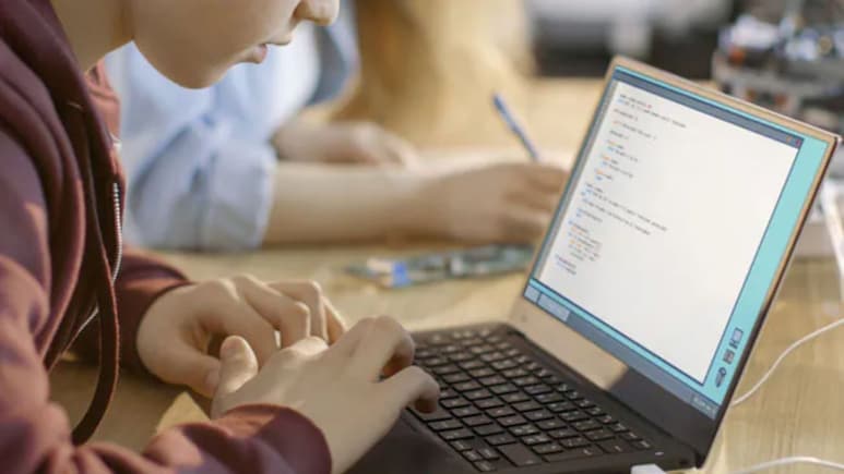 Free Laptop Scheme: स्टूडेंट्स को मुफ्त लैपटॉप देने जा रही दिल्ली सरकार, जानें आपको मिलेगा या नहीं, कैसे करें अप्लाई