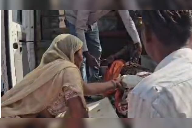 हमले में घायल को ले जाते हुए एंबुलेंस