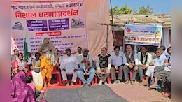 रेल कनेक्टिविटी के लिए मंडला में सड़क पर उतरे लोग, महाराजपुर स्टेशन पर किया धरना प्रदर्शन