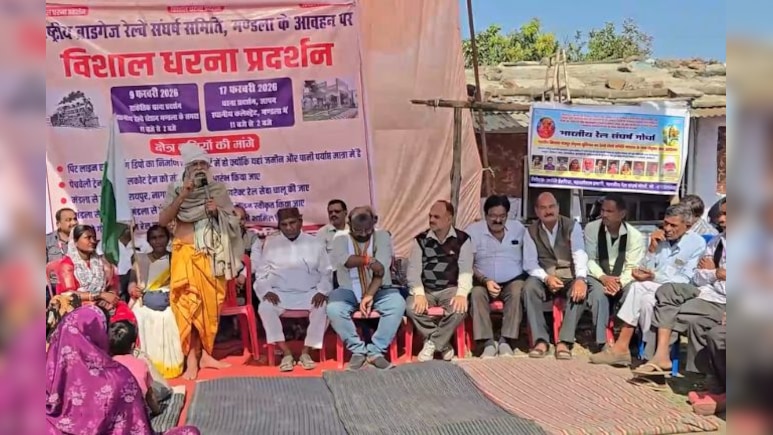 रेल कनेक्टिविटी के लिए मंडला में सड़क पर उतरे लोग, महाराजपुर स्टेशन पर किया धरना प्रदर्शन