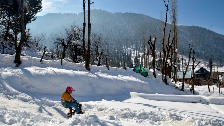 पहाड़ों में बर्फबारी, दिल्&zwj;ली में होगी बारिश... मौसम फिर लेने जा रहा करवट, पढ़ लें IMD का अलर्ट