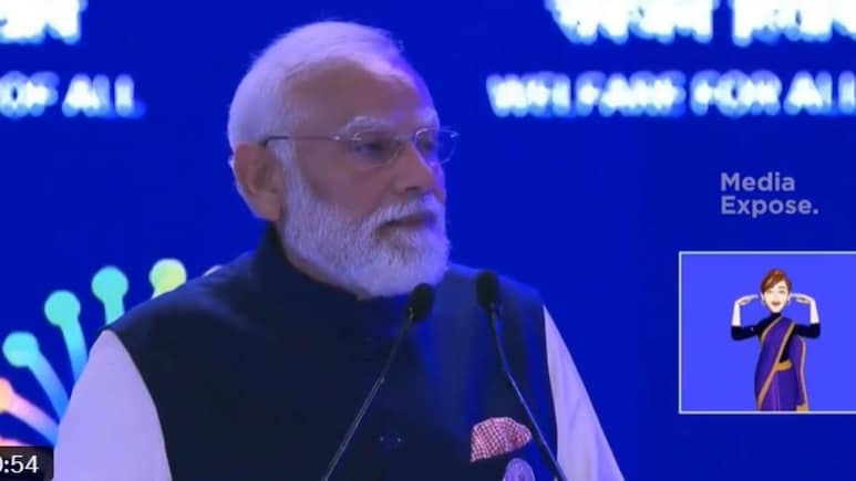 पीएम मोदी बोल रहे थे उधर एआई से साइन लैंग्वेज में हो रहा था लाइव ट्रांसलेशन