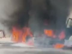 खाना बनाते समय सिलेंडर फटा, छपरा मुजफ्फरपुर NH-722 पर ट्रक में लगी भीषण आग, चालक-उपचालक झुलसे