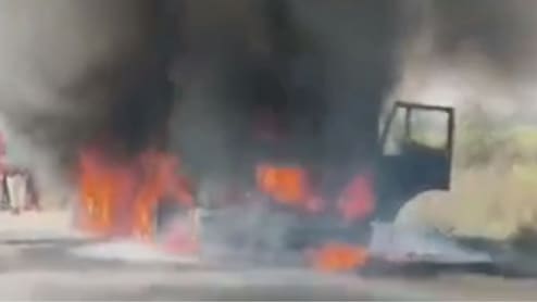 खाना बनाते समय सिलेंडर फटा, छपरा मुजफ्फरपुर NH-722 पर ट्रक में लगी भीषण आग, चालक-उपचालक झुलसे
