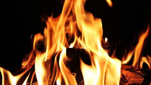 प्यार में ये कैसी सनक? लड़की ने शादी से किया इनकार तो पेट्रोल छिड़ककर लगा दी आग, फिर जलती युवती को लगाया गले