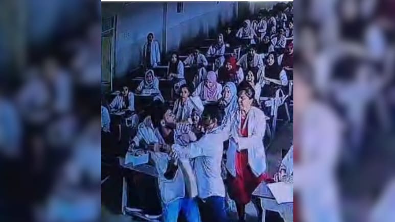 कर्नाटक: कलबुर्गी में छात्र को नकल करने से रोका तो प्रोफेसर पर किया हमला