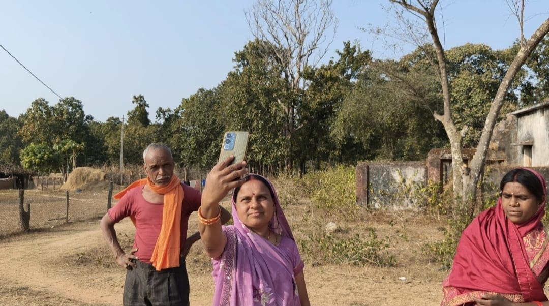 Mobile Network Problem: मोबाइल नेटवर्क की समस्या से परेशान ग्रामीण Mobile Network Problem: मोबाइल नेटवर्क की समस्या से परेशान ग्रामीण