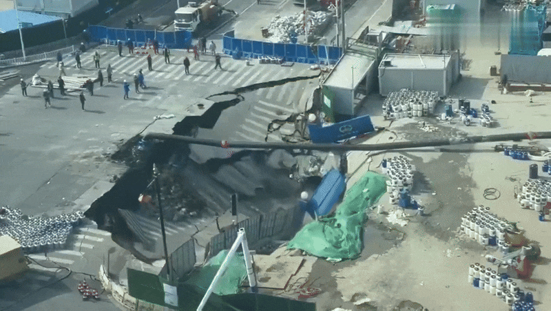 अचानक धंसी सड़क, चंद सेंकडों में खुल गया पाताल का दरवाजा, चीन से सामने आया खौफनाक VIDEO