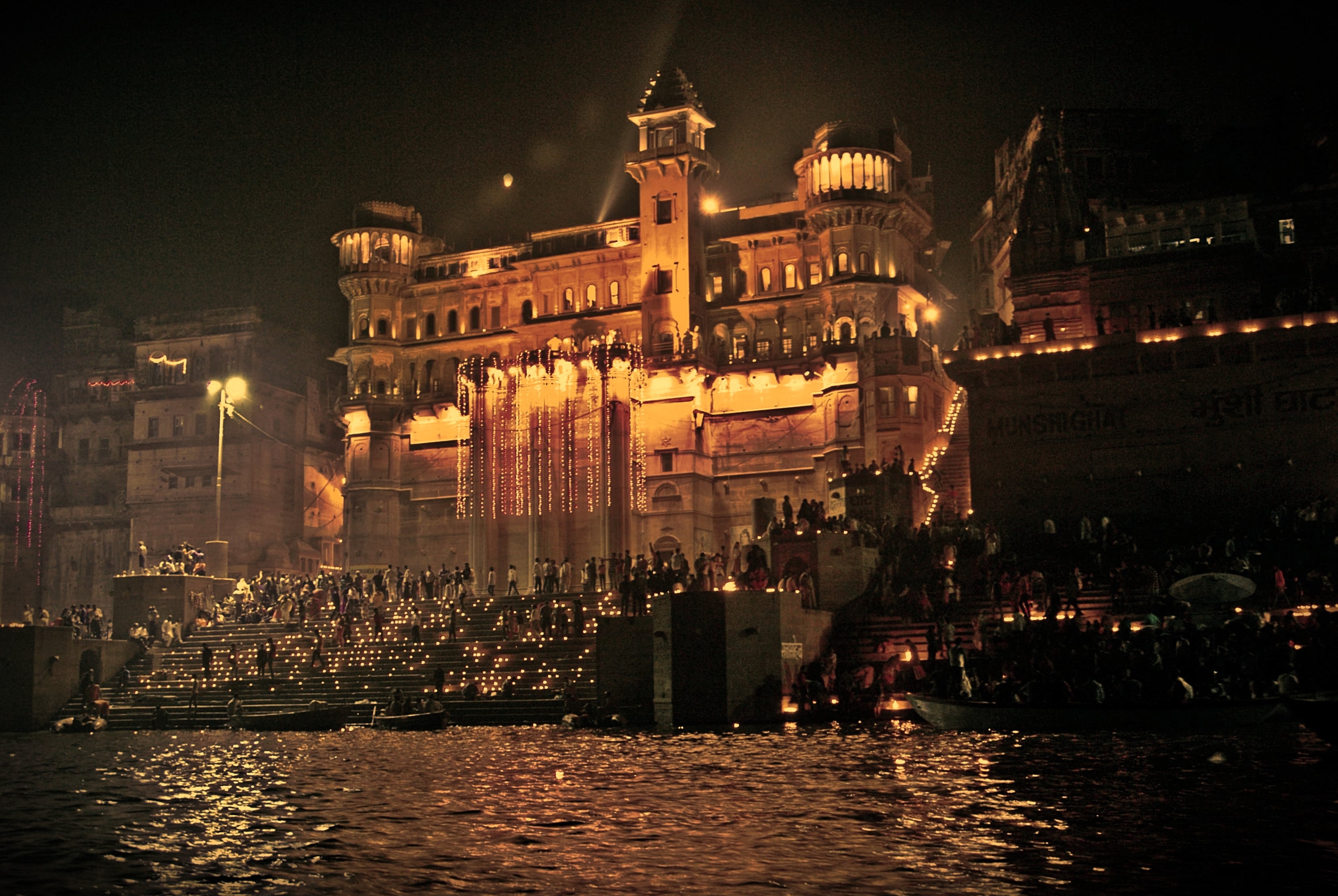 Approximately 25,000 to 30,000 people attend the daily evening Ganga Aarti at Dashashwamedh Ghat in Varanasi. 