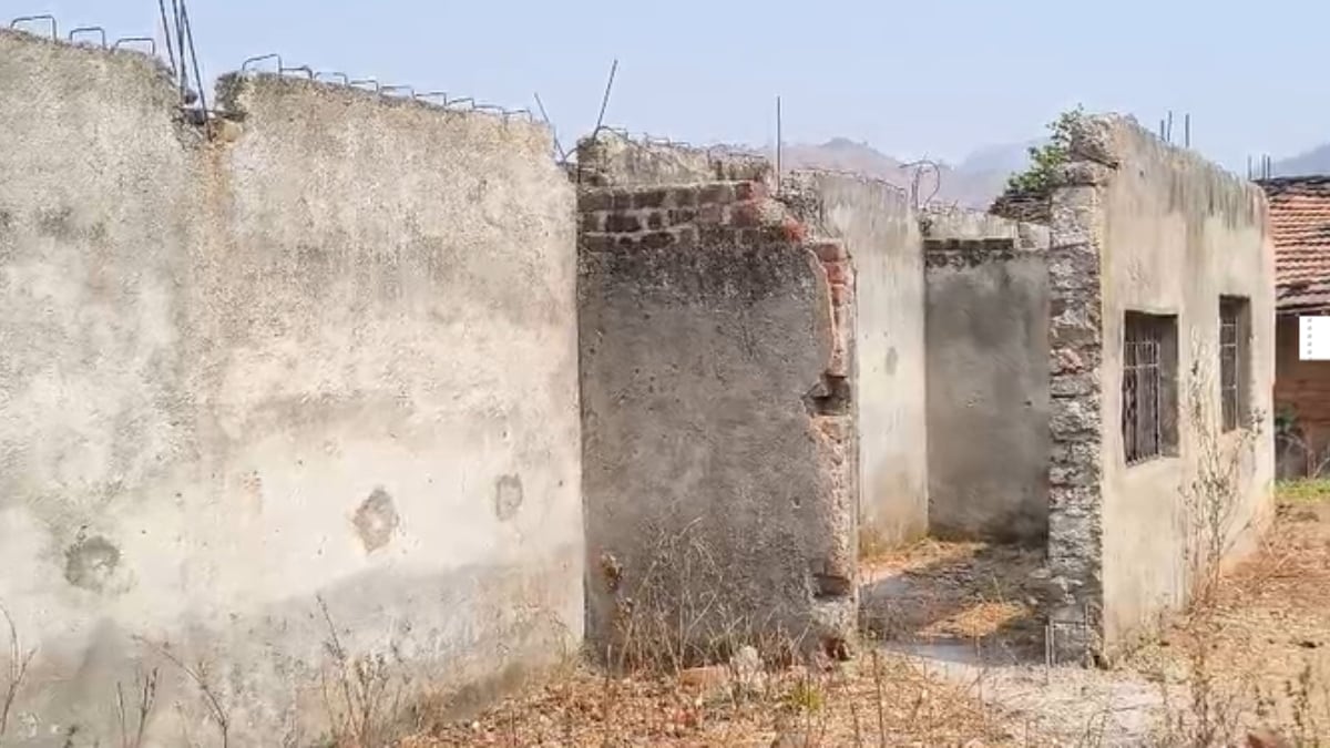 सकूल का अधूरा पड़ा भवन हो गया खंडर. 