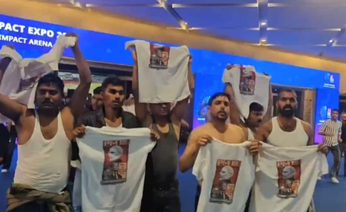 इंडिया AI समिट में यूथ कांग्रेस का प्रदर्शन, शर्ट उतार नारेबाजी, यूएस ट्रेड डील का कर रहे थे विरोध