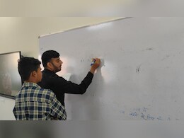 Collector Parth Jaisawal : बोर्ड परीक्षा से पहले कलेक्टर ने संभाली क्लास, बच्चों को खुद पढ़ाया, दिए खूब सारे टिप्स&nbsp;