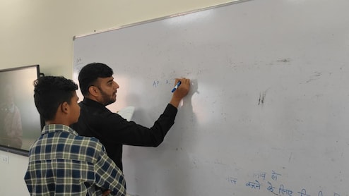 Collector Parth Jaisawal : बोर्ड परीक्षा से पहले कलेक्टर ने संभाली क्लास, बच्चों को खुद पढ़ाया, दिए खूब सारे टिप्स&nbsp;