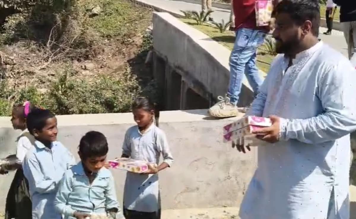 रश्मिका मंदाना-विजय देवरकोंडा की शादी के बाद बच्चों में बांटी गई मिठाई, वीडियो वायरल