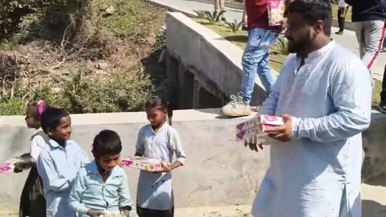 रश्मिका मंदाना-विजय देवरकोंडा की शादी के बाद बच्चों में बांटी गई मिठाई, वीडियो वायरल