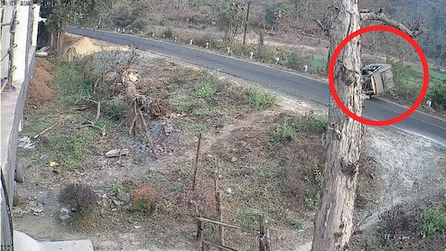 Mandla Road Accident: मंडला में तेज रफ्तार ऑटो पलटा, 6 शिक्षक घायल, 4 की हालत गंभीर