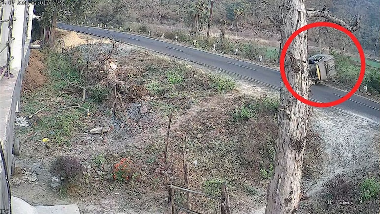 Mandla Road Accident: मंडला में तेज रफ्तार ऑटो पलटा, 6 शिक्षक घायल, 4 की हालत गंभीर