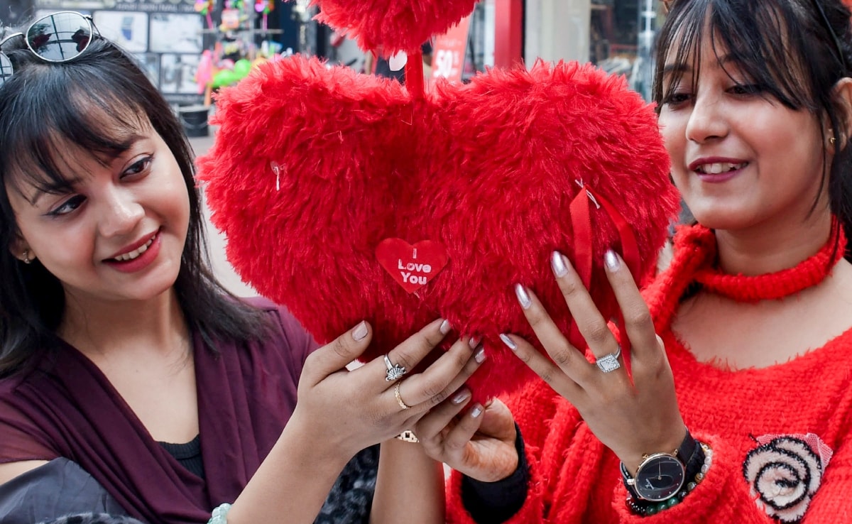 संवाद और अभिव्यक्ति रिश्तों को सशक्त बनाते हैं. संवाद और अभिव्यक्ति रिश्तों को सशक्त बनाते हैं.