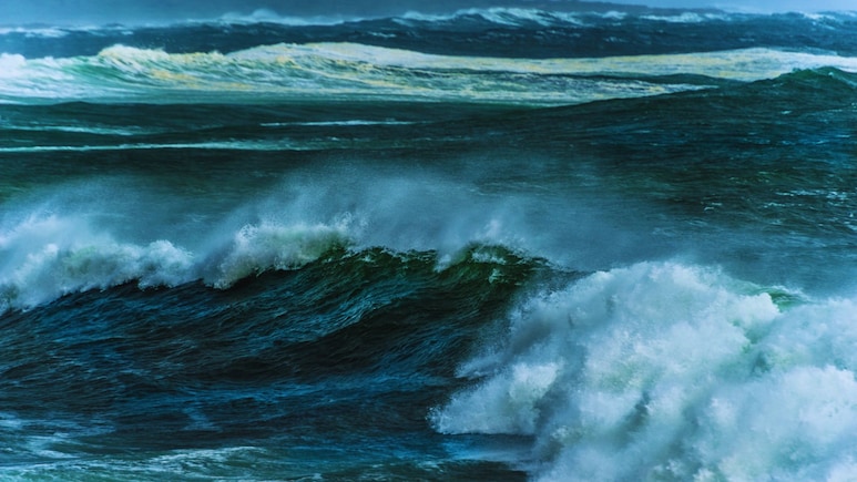 मां और छोटे-भाई बहन को बचाने के लिए 4 घंटे तक उफनते समंदर में तैरता रहा 13 साल का बच्चा