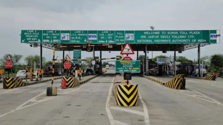 Toll Tax Refund: इन लोगों के खाते में वापस आएगा टोल पर कटा पैसा, चेक करते रहें अकाउंट, जानें क्यों