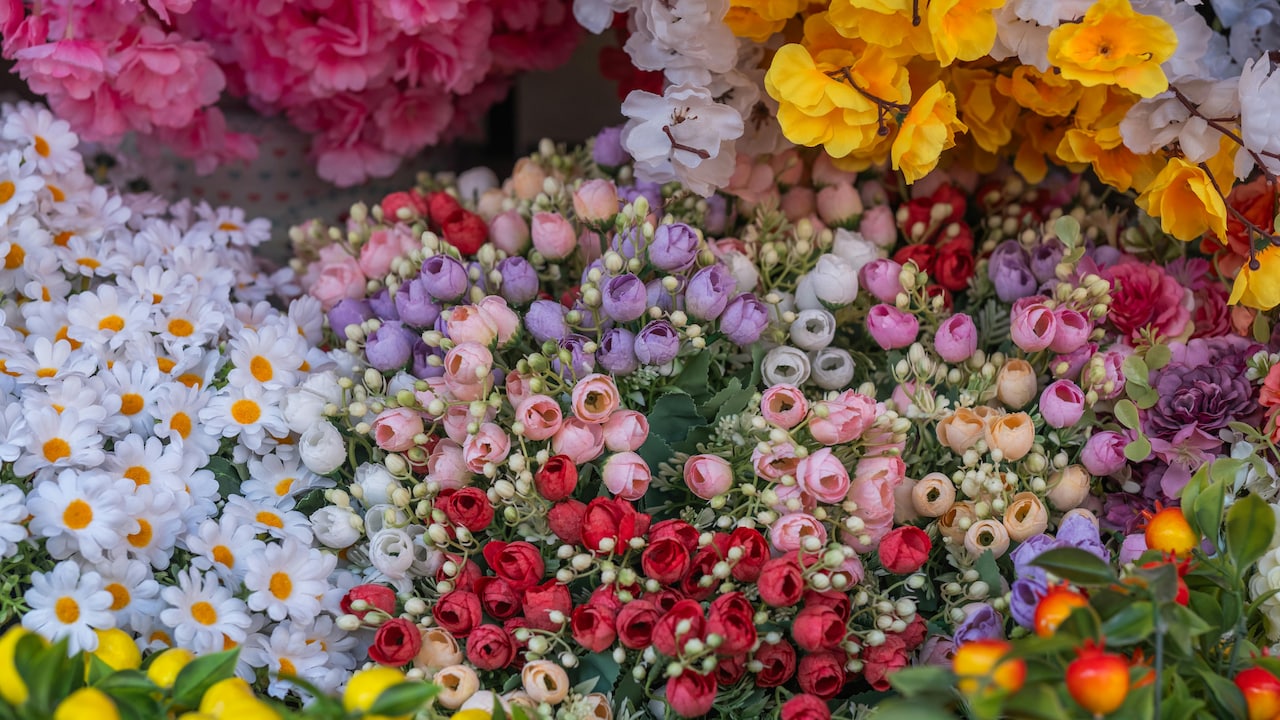 Which artificial rose bouquet do you want to choose for your partner?