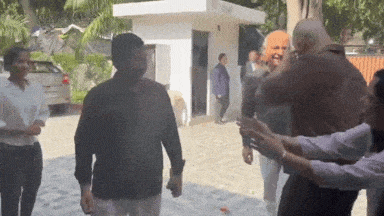 बरी होकर घर लौटे केजरीवाल, तो दौड़कर लिपट गईं पत्नी सुनीता, बेटी ने भी लगाया गले