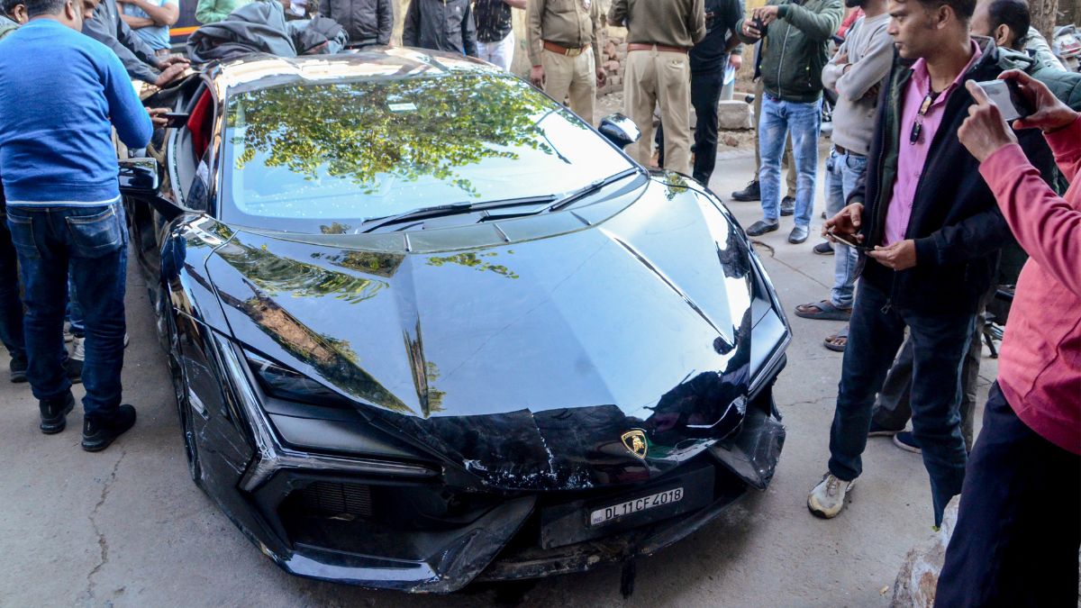 शिवम मिश्रा यही लैंबोर्गिनी चला रहा था.