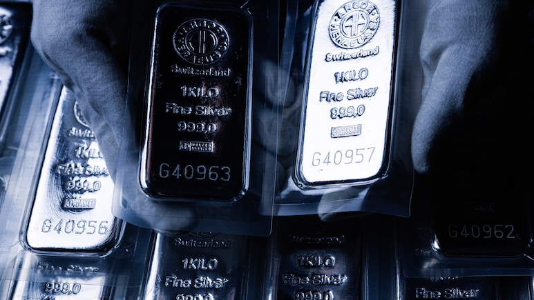 Silver Whipsaws Again as Thin Liquidity Fuels Wild Price Swings