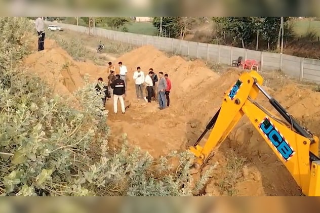 दिल्ली-मुंबई एक्सप्रेसवे पर जेसीबी से खुदाई करती पुलिस